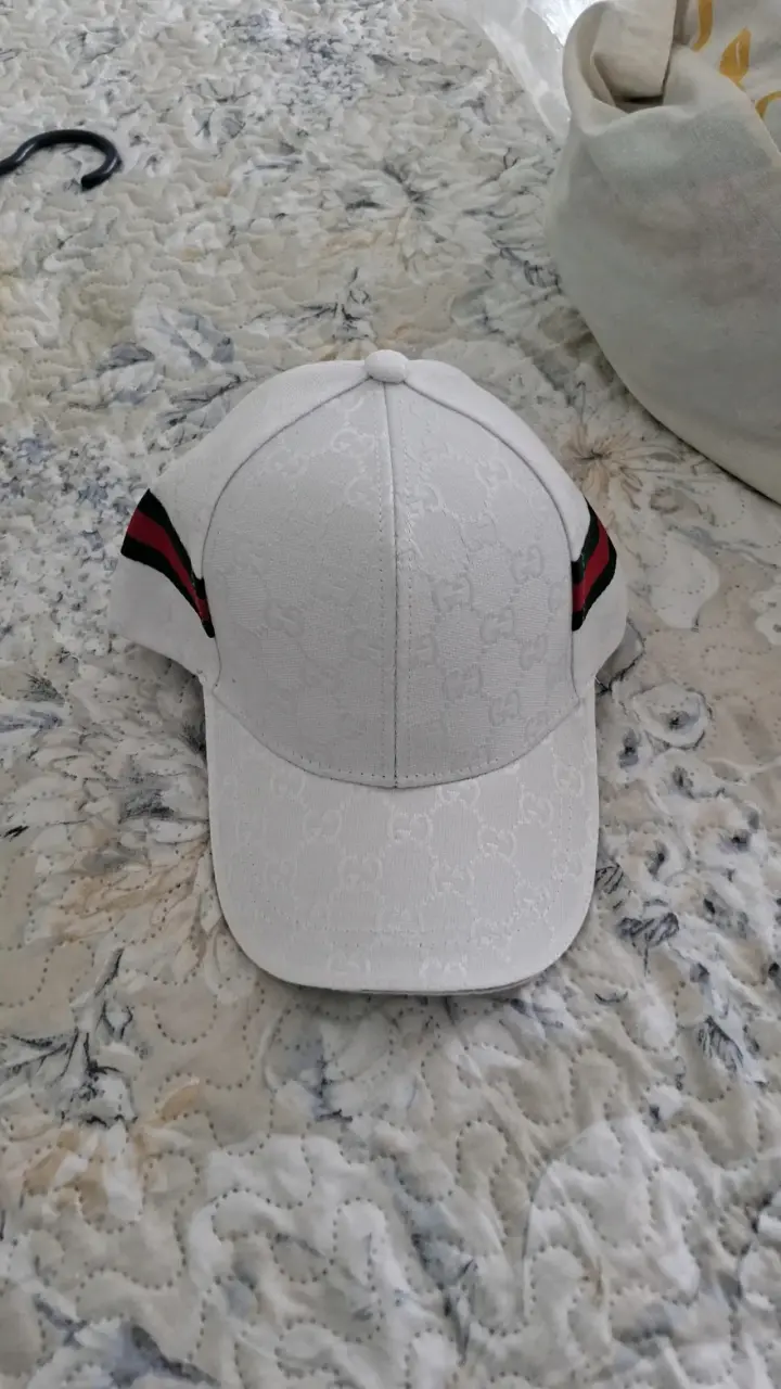 Gorra blanca con diseño texturizado - 2