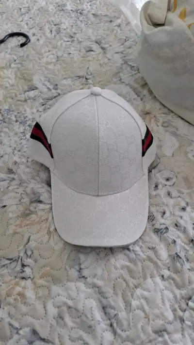 Gorra blanca con diseño texturizado - miniatura 2