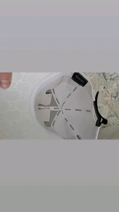Gorra blanca con diseño texturizado - miniatura 4