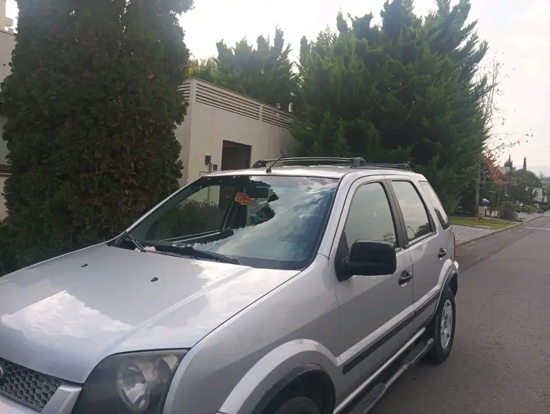 Camioneta Ford plateada usada - 2