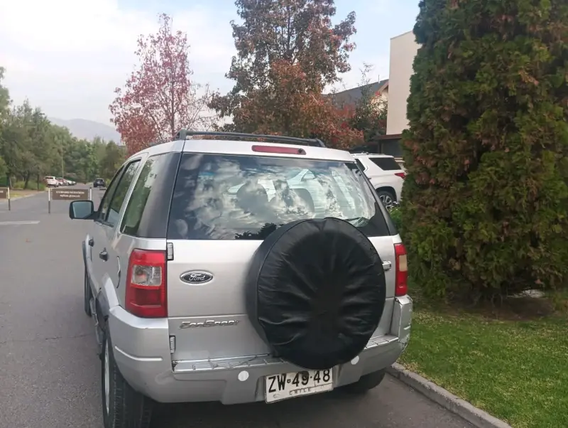 Camioneta Ford plateada usada - 4