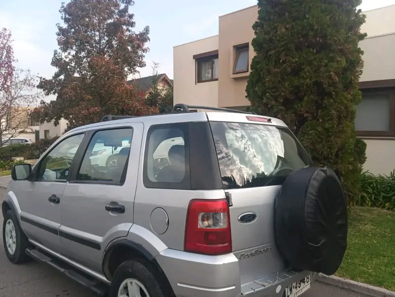 Camioneta Ford plateada usada - 5