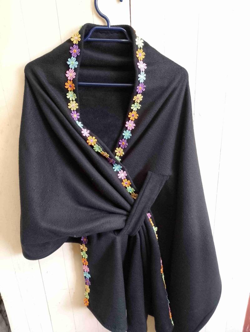 Poncho negro con bordado floral - 2