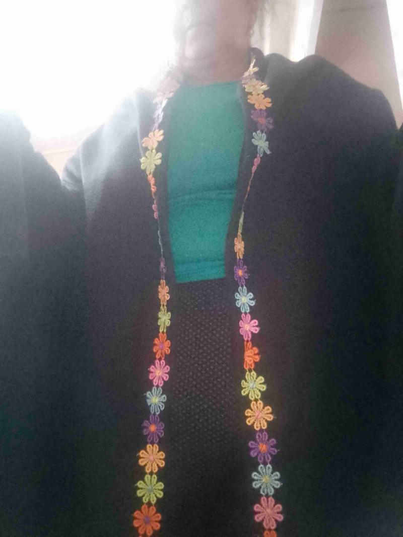 Poncho negro con bordado floral - 3