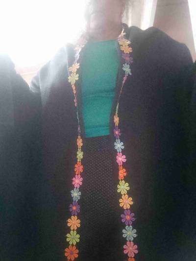 Poncho negro con bordado floral - miniatura 3