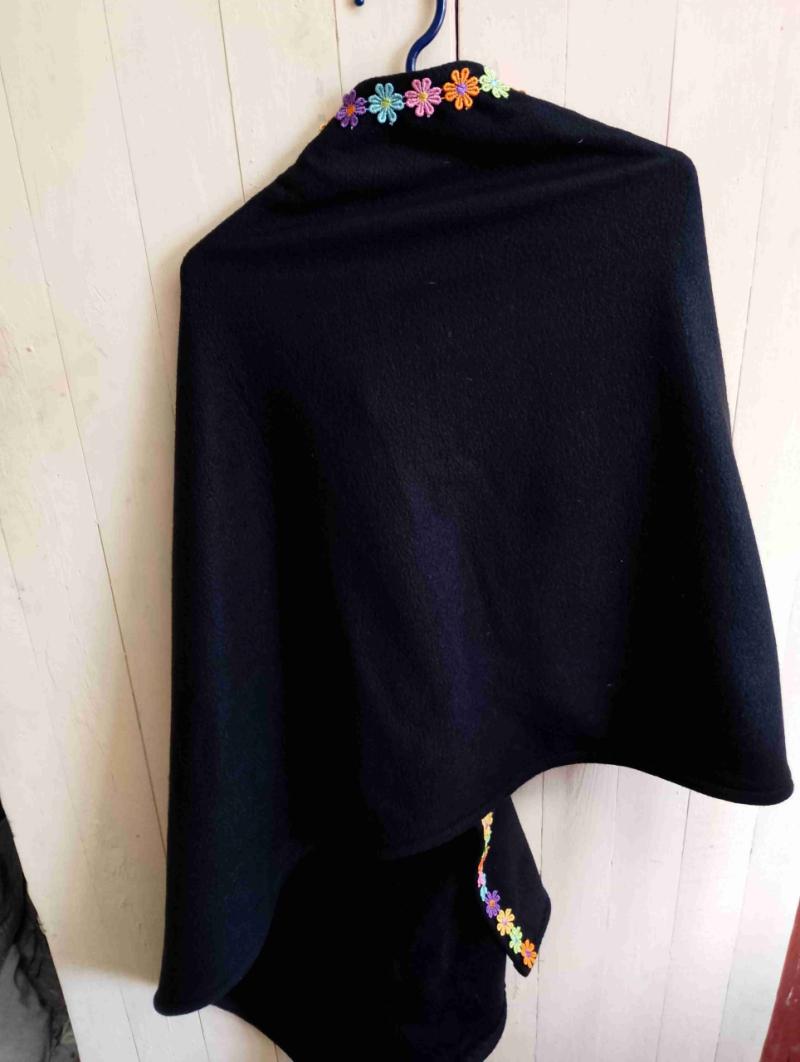 Poncho negro con bordado floral - 2