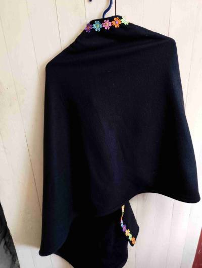 Poncho negro con bordado floral - miniatura 2