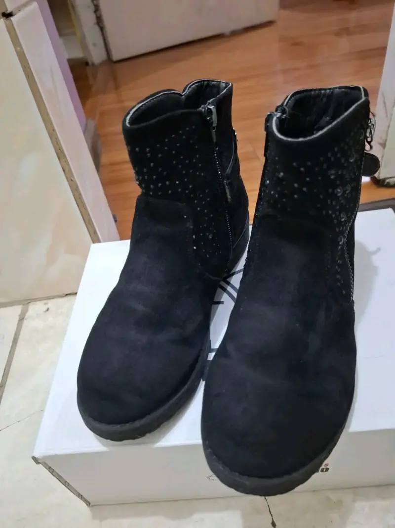 Botas negras con tachuelas - 2