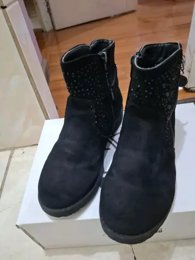 Botas negras con tachuelas - miniatura 2