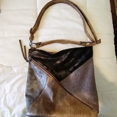 Cartera gande, con detalles de colores y texturas - miniatura 1