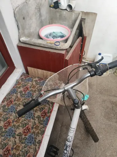 Bicicleta con canasto blanco marca Oxford aro 24 - miniatura 1