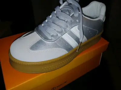 Zapatillas deportivas blancas y plateadas - miniatura 1