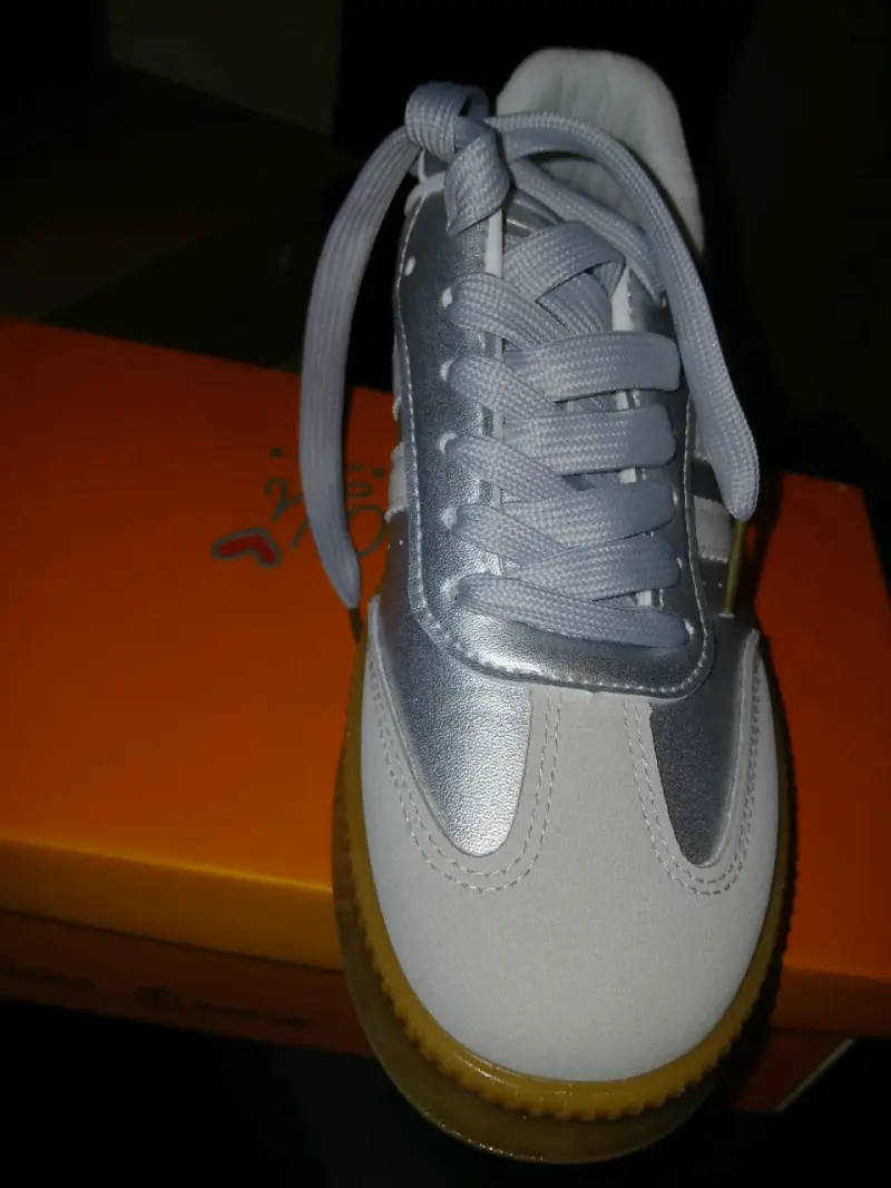 Zapatillas deportivas blancas y plateadas - 2