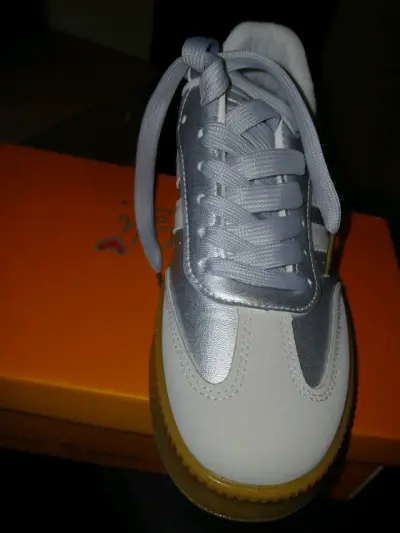 Zapatillas deportivas blancas y plateadas - miniatura 2
