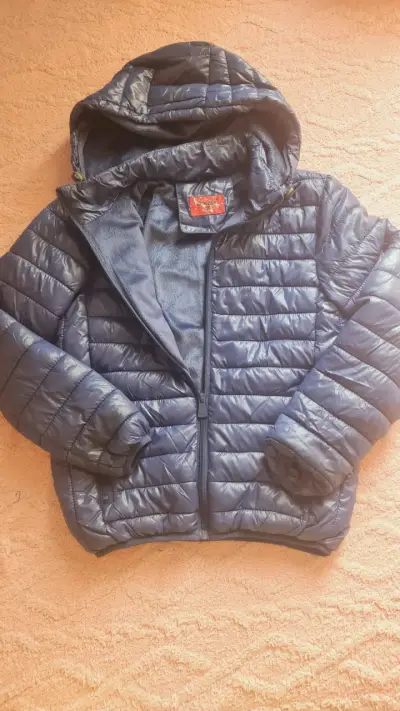 Chaqueta acolchada azul con capucha - miniatura 1