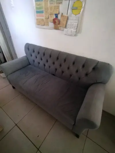 Sofá gris de tela suave - miniatura 1