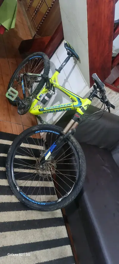 Bicicleta de montaña amarilla - miniatura 1