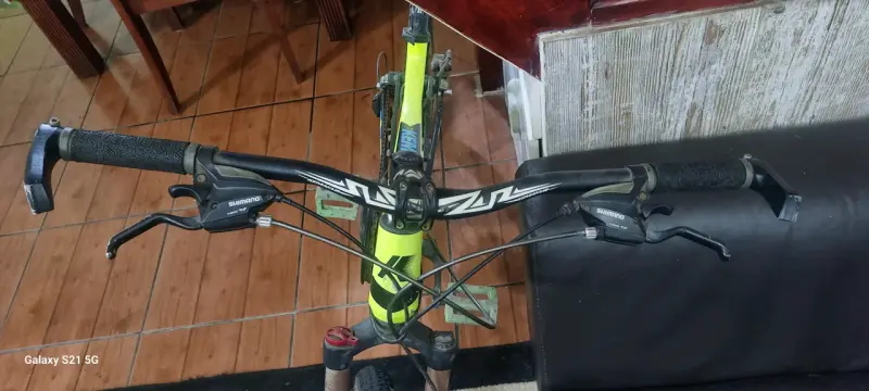Bicicleta de montaña amarilla - 3