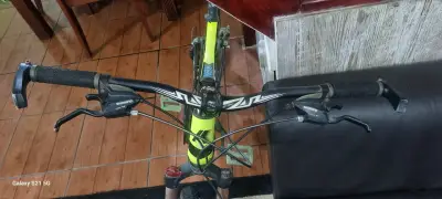 Bicicleta de montaña amarilla - miniatura 3