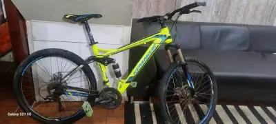 Bicicleta de montaña amarilla - miniatura 5