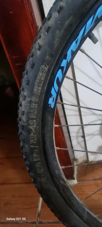 Bicicleta de montaña amarilla - miniatura 6