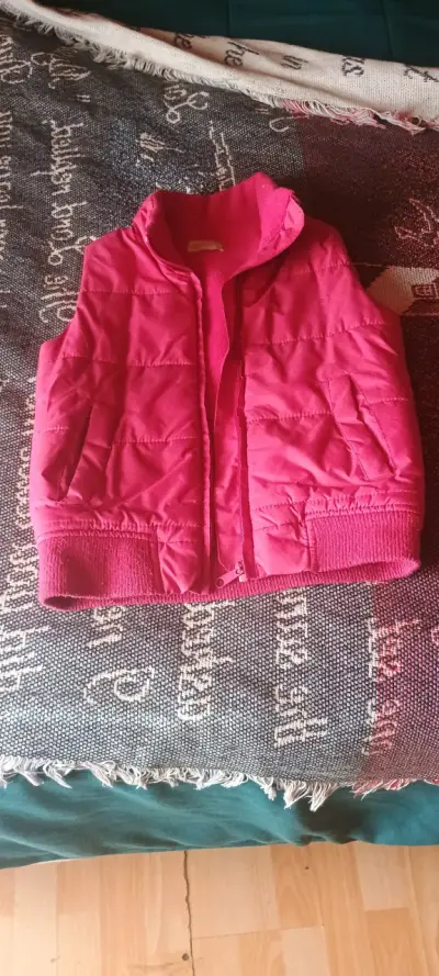 Casaca sin mangas roja acolchado niña - miniatura 1