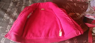Casaca sin mangas roja acolchado niña - miniatura 2