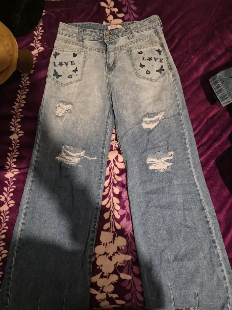 Jeans azules desgastados con diseño