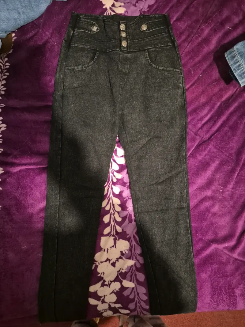 Pantalones negros de mezclilla