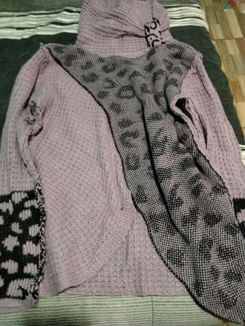 Chaleco morado con diseño animal print - 1