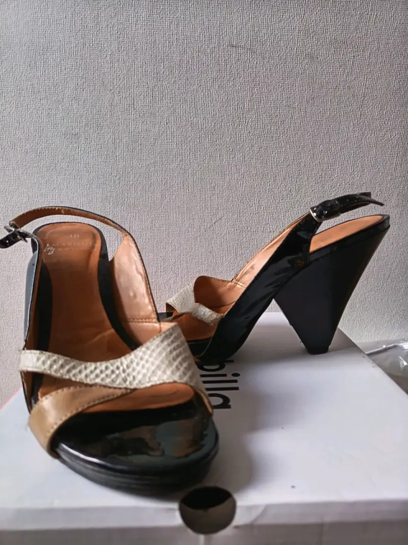 Sandalias de tacón negro y beige