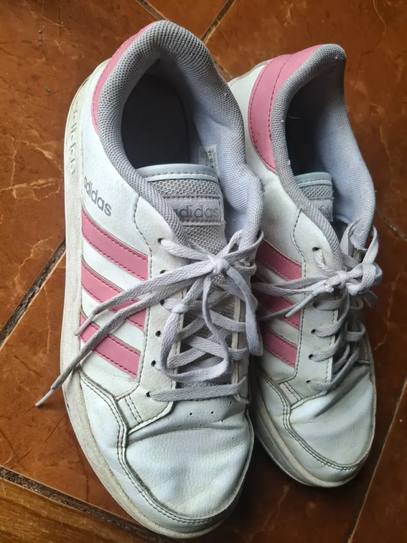 Zapatillas Adidas blancas y rosas - 1