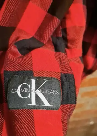 Camisa a cuadros roja y negra - miniatura 2
