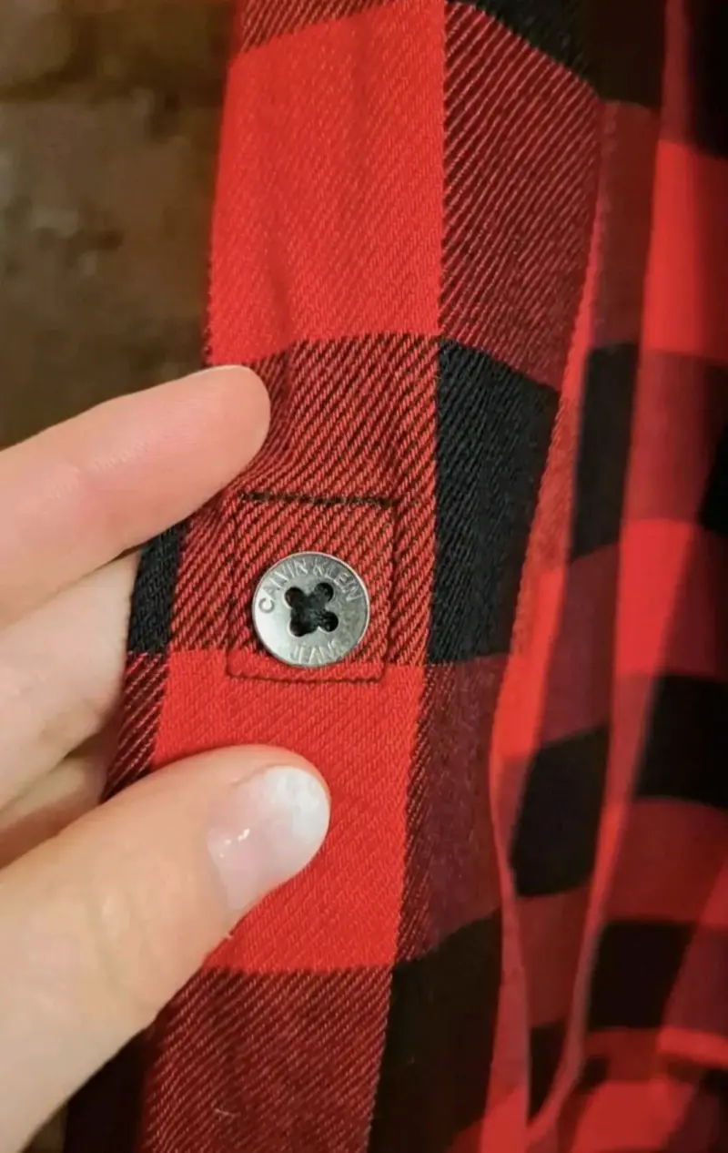 Camisa a cuadros roja y negra - 3