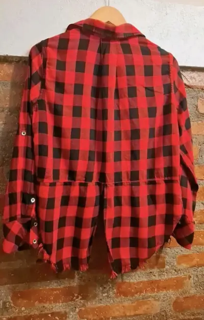 Camisa a cuadros roja y negra - miniatura 4