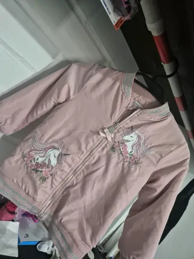 Chaqueta rosada con unicornios talla 6 - miniatura 1