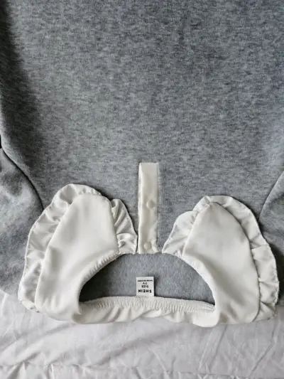 Vestido gris con cuello blanco - miniatura 2