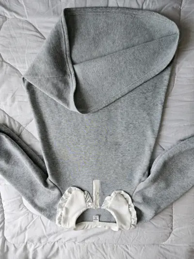 Vestido gris con cuello blanco - miniatura 4