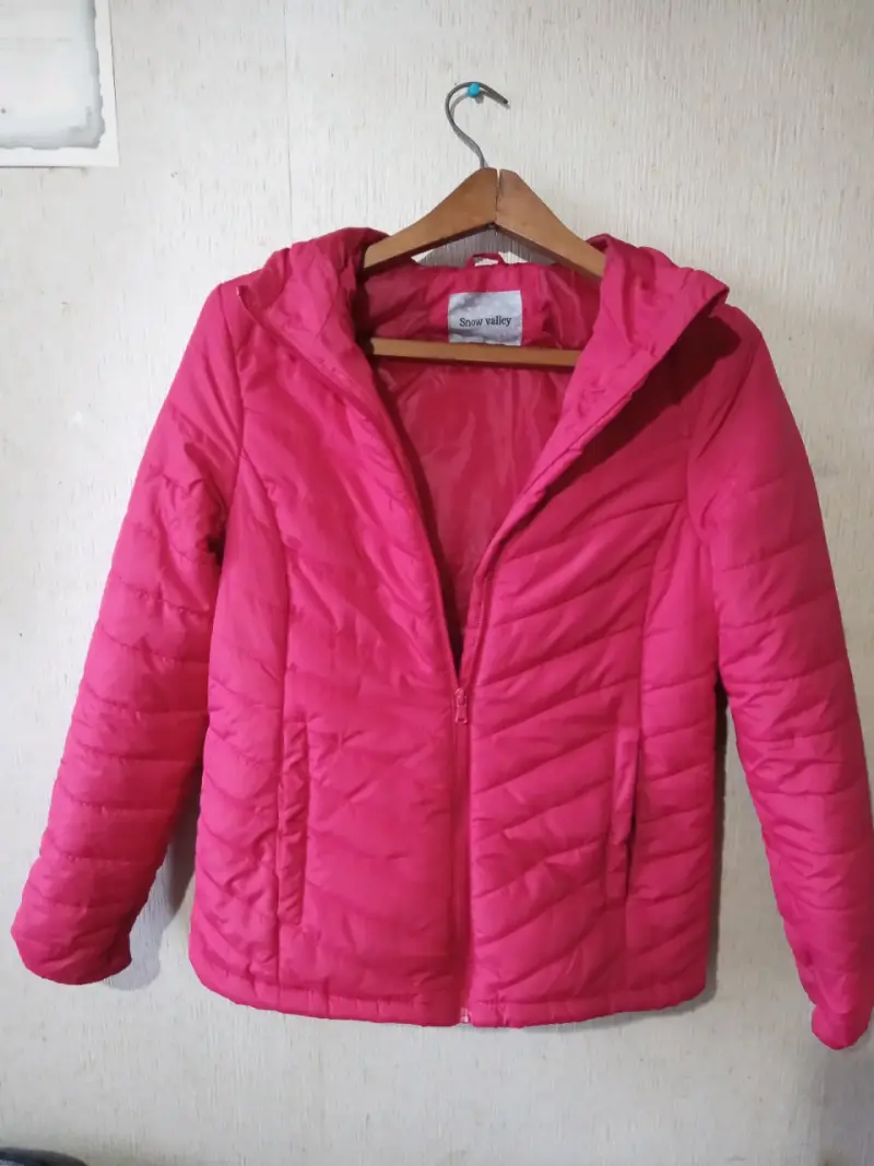 Chaqueta rosada con capucha - 1