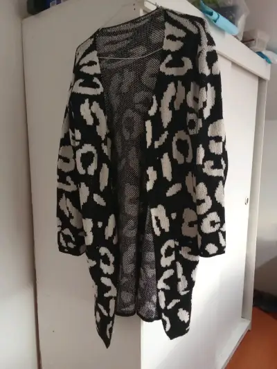 Chaqueta larga estampada azul y negra - miniatura 5
