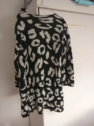 Chaqueta larga estampada azul y negra - miniatura 10