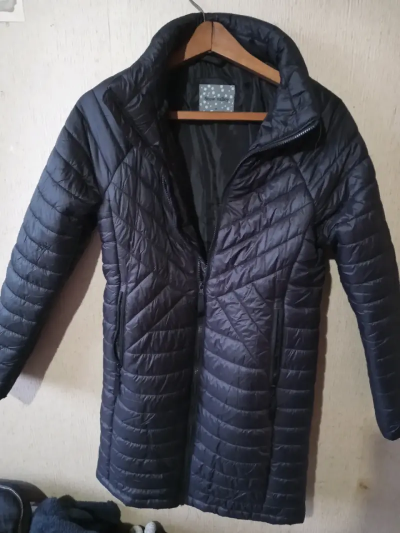 Parka larga negra acolchada