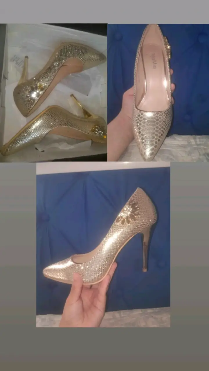 Zapatos de tacón dorados brillantes