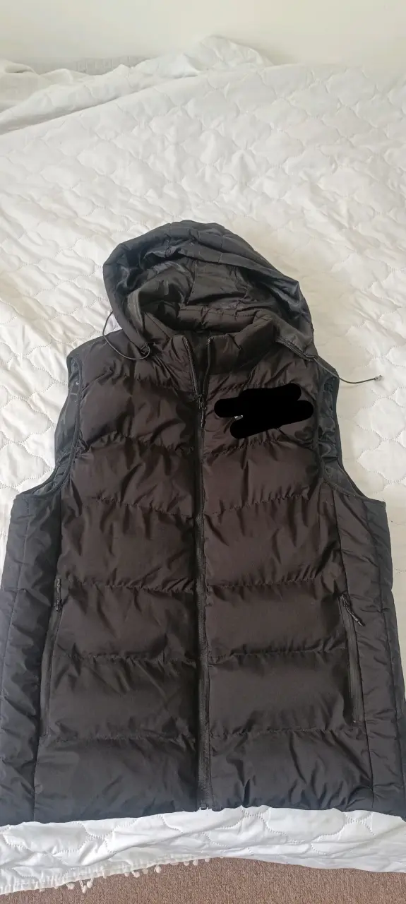 Chaleco acolchado negro con capucha