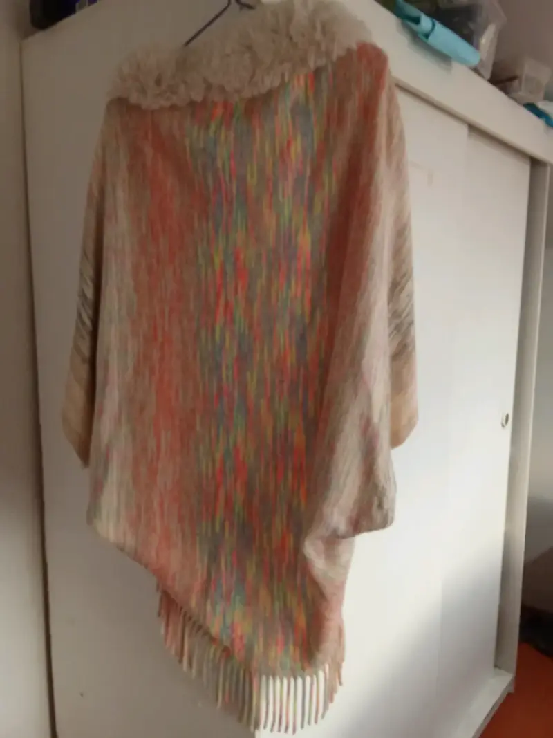 Poncho multicolor con flecos - 1