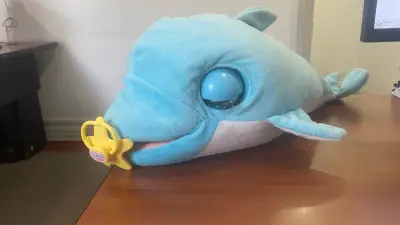 Tiburón de peluche con chupete - miniatura 1