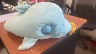 Tiburón de peluche con chupete - miniatura 4