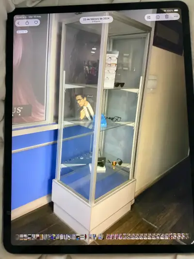 Vitrina de vidrio con estantes - miniatura 1