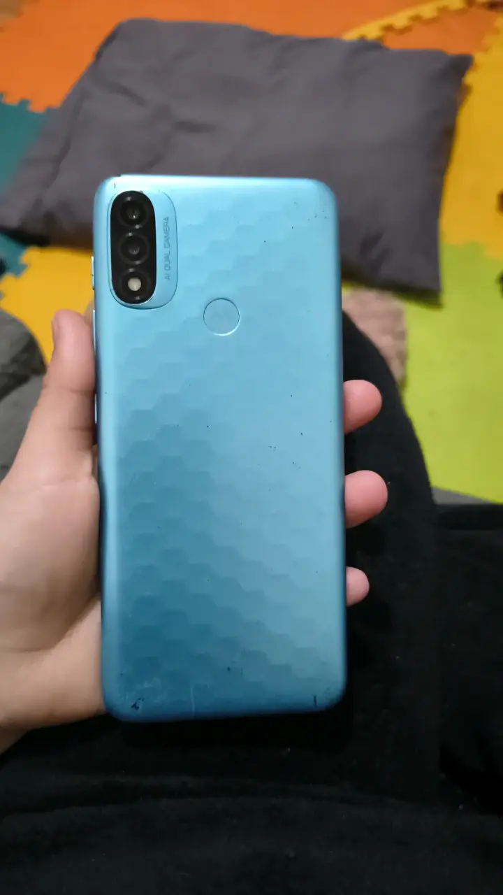 Celular azul moto E20 con cámara dual - 1