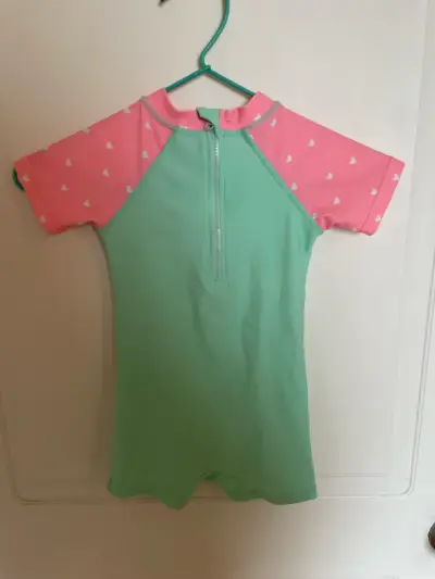 Traje de baño infantil verde y rosado - miniatura 2